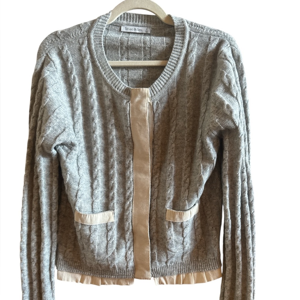 See And Be Seen Woman’s Sz Small Wool Blend Gray Cable Knit Sweater Ivory Ruffle